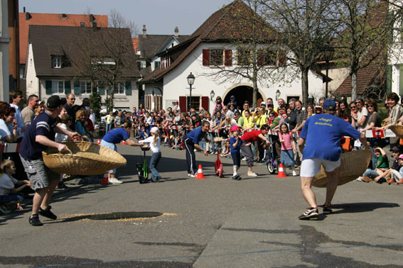 öffentliche Veranstaltung, Bild vom Eierleset auf der Ermitagestrasse in Arlesheim
