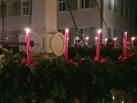 Domplatzbrunnen im Advent
