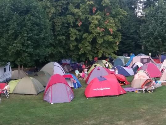 Familiencamping im Schwimmbad